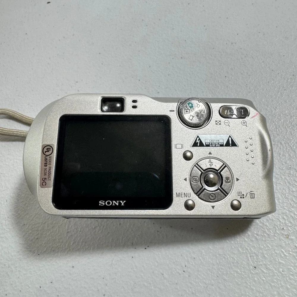 Sony Cyber shot 7.2‎ Mega Pixels Digital Camera Silver Carl Zeiss Lens